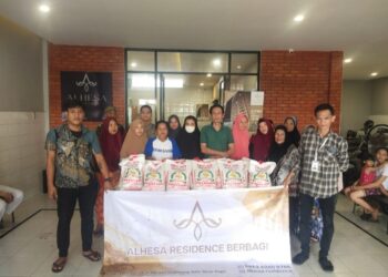 Warga Lingkungan I Silalas Terima Sembako dari Alhesa Residence