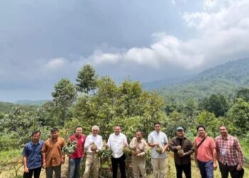 Bupati Pakpak Bharat Bersama Tim  Kunjungi Kebun Durian  Di Sukabumi