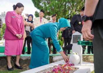 Ziarah ke Makam Pemimpin Terdahulu, Pj Gubernur Hassanudin Berharap HUT ke-76 Bawa Sumut Lebih Hebat