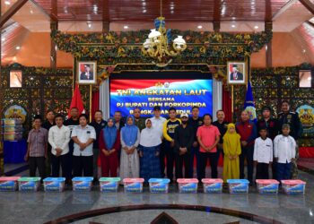 Pangkoarmada II Bersama Kasal Bagikan Ratusan Paket Sembako