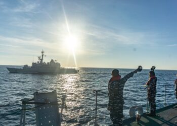 KRI Ahmad Yani-351 Passing Dengan Kapal Perang Prancis di Perairan Selat Makassar