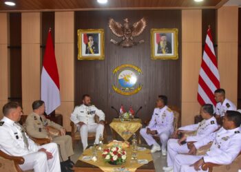 Kunjungi Koarmada II, Commander Of The Royal Netherlands Navy Berikan Do’a dan Penghormatan di Monumen Nanggala-402