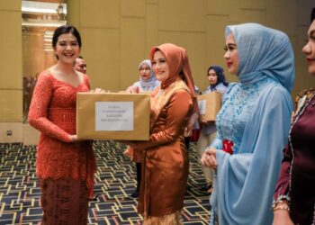 Fashion Show Kebaya Nasional Kader PKK Medan Warnai Peringatan Hari Kartini
