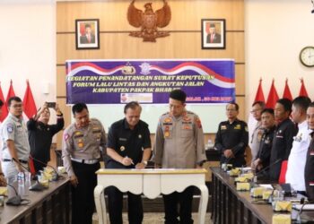 Wakil Bupati Pakpak Bharat Bersama Kapolres Tandatangani Surat Keputusan FLLAJ