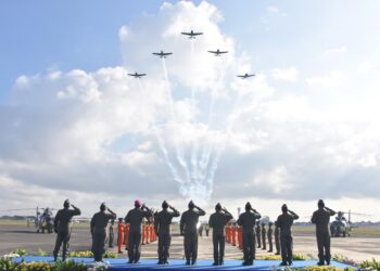 Pangkoarmada II Terima Brevet Kehormatan Penerbangan Angkatan Laut