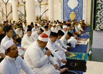 Pj Gubernur Sumut Salat Iduladha 1445 H Bersama Ribuan Masyarakat di Masjid Agung Medan