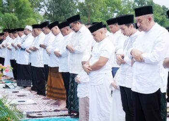 Wali Kota Medan & Keluarga Shalat Idul Adha di Lapangan Komplek Tasbih I