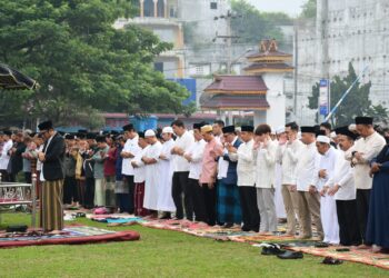 Pj Bupati & Ribuan Umat Muslim Salat Idul Adha di Lapangan T Raja Muda