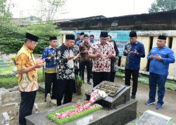 Bentuk Penghormatan, Pj Bupati & Plh Sekda Ziarahi Makam Mantan Bupati Deli Serdang