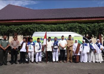 Bupati Pakpak Bharat Melepas Keberangkatan 6 Orang Jemaah Calon Haji  2024