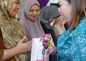 Ny. Juniatry Franc Bernhard Tumanggor Bagikan Makanan Tambahan Di Puskesmas Sibande