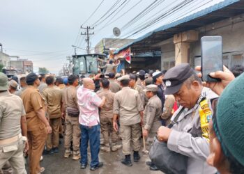 Satpol PP Deliserdang Eksekusi 6 Pintu Bangunan Kios Pasar Baru Gambir Tembung