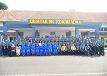 Diskomlek Koarmada II Gelar Tradisi Upacara Wisuda Purna Tugas dan Pelepasan Perwira Terbaiknya