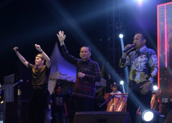 Pj Gubernur Agus Fatoni Bersama Ribuan Masyarakat Ikut Rayakan Puncak Peringatan HUT ke-17 Kabupaten Padanglawas
