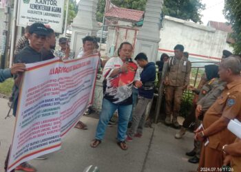 Aksi Demo Protes Pemecatan Lima Perangkat Desa oleh Kepala Desa Sibargot Sangkot Ritonga