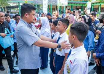 Bagikan 40.000 Seragam & Perlengkapan Sekolah, Wali Kota Medan : Bantuan Ini Harus Dimanfaatkan Untuk Ringankan Beban Orangtua