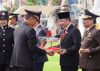 Pj Gubernur Sumut Agus Fatoni Terima Penghargaan Pin Emas, Pedang dan Piagam dari Kapolri