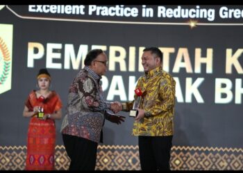 Franc Bernhard Tumanggor Terima  Penghargaan CNN Award 2024