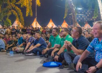 Bobby Nasution & Ribuan Warga Duduk Lesehan di Jalan Imam Bonjol Nobar Timnas Indonesia vs Australia