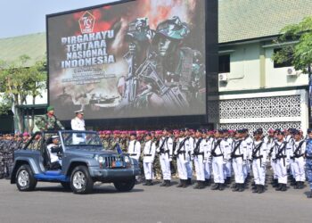 Peringati HUT Ke-79 TNI di Wilayah Jawa Timur, Pangkoarmada II Pimpin Upacara Parade