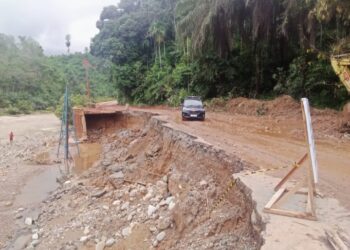 Jalan Lintas Propinsi Di Simpang Gambir ‘ Kasiek Lumek’ Menuju Panyambungan Terancam Putus