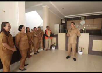 Pjs. Bupati Pakpak Bharat, Dr. Naslindo Sirait Motivasi Para ASN Di Kantor Kecamatan Kerajaan Pakpak Bharat 