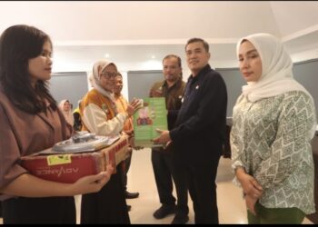 Pjs Bupati Dr. Naslindo Sirait Serahkan  Bantuan Peralatan UMKM dari Dinas Koperasi UKM Sumut