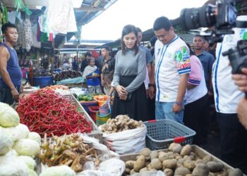 Gandeng Istri, Bobby Nasution Tinjau dan Belanja di Pasar Gunungsitoli