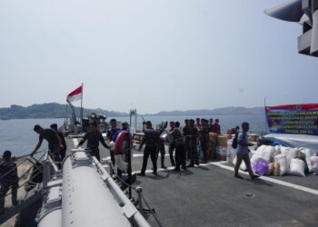 Bawa Bantuan Kemanusiaan Korban Erupsi Gunung Lewotobi, KRI Ahmad Yani-351 Tiba Di Labuan Bajo