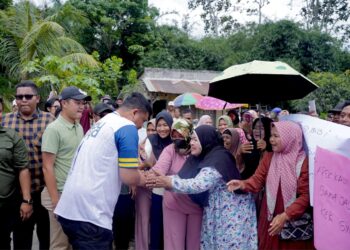 Bobby Nasution Dicegat Saat Melintas di Simalungun, Warga Keluhkan Jalan Rusak