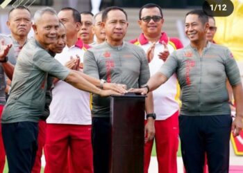 Panglima TNI Bagikan Ribuan Sembako dan Resmikan Lapangan Prima Mabes TNI