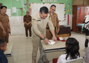 Bupati Pakpak Bharat Pantau Uji Coba Gerakan Serentak Makan Bergizi Sehat Bagi Peserta Didik di SD Lae Trondi