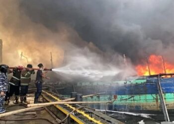 Prajurit TNI AL Bantu Pemadaman Kebakaran Lebih 15 Kapal Nelayan di Pelabuhan Pelindo Tegal 