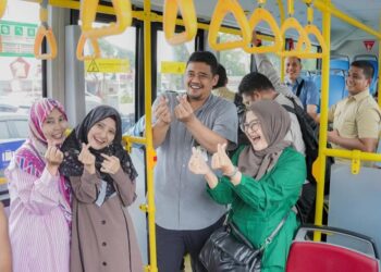 Dukung Program One Day No Car, Bobby Nasution Kerja Naik Bus Listrik