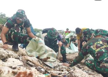 Prajurit Kodam Udayana Bersihkan Pantai Kuta