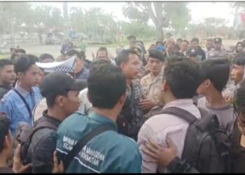 Mahasiswa Hipmawan  Unjuk Rasa Tentang Kepastian Pencairan Beasiswa