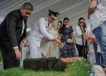 Usai Dilantik Sebagai Wali Kota, Rico Waas Ziarah ke Makam Sang Ayah