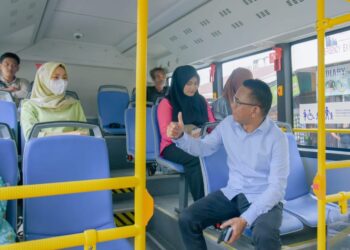 Wakil Wali Kota Medan Gunakan Bus Listrik Berangkat ke Kantor