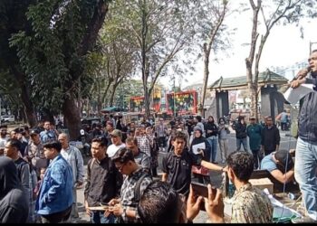 Puluhan Korban Penipuan Casis TNI AD Gelar Aksi di DPRD Sumut