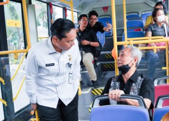 Dukung Program One Day No Car, Rico Waas Berangkat Kerja Naik Bus Listrik