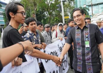 Temui Aksi Mahasiswa, Rico Waas : Kritikan Ini Bantu Saya Bekerja