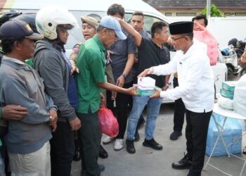 Wakil Wali Kota Medan Berbagi Makanan Berbuka Puasa Untuk Driver Ojol & Masyarakat