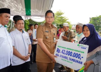 Rico Waas Serahkan Dana Jasa Pelayanan Kepada 13.673 Pelayan Masyarakat