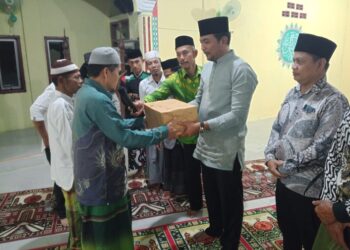 Tim Safari Ramadhan Majelis Ulama Indonesia (MUI) Kabupaten Pakpak Bharat Serahkan Bingkisan