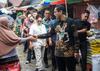 Tinjau Pasar Simalingkar Terkait Keluhan Masyarakat, Rico Waas : Besok Normalisasi Drainase Dilakukan