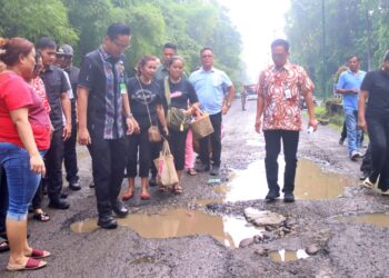 Tinjau Jalan Rusak dan Tanah Amblas di Pasar Induk Lau Cih, Rico Waas : Minggu Depan Jalan Akan Diperbaiki