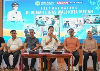 Kumpulkan Seluruh Camat dan Lurah, Rico Waas Tekankan Masalah Kebersihan dan Pelayanan Publik