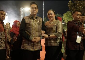 Kenakan Songket Medan, Rico Waas dan Ketua TP PKK Tampil Kompak di Gala Dinner Munas VII APEKSI Surabaya