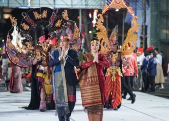 Kenakan Pakaian Adat Toba, Rico Waas & Ketua TP PKK Ikuti Karnaval Budaya APEKSI Surabaya