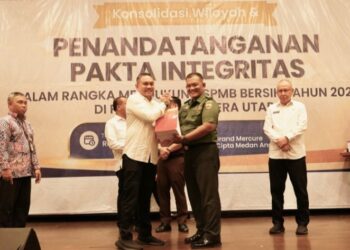 Bupati Pakpak Bharat Franc Bernhard Tumanggor Menandatangani Pakta Integritas